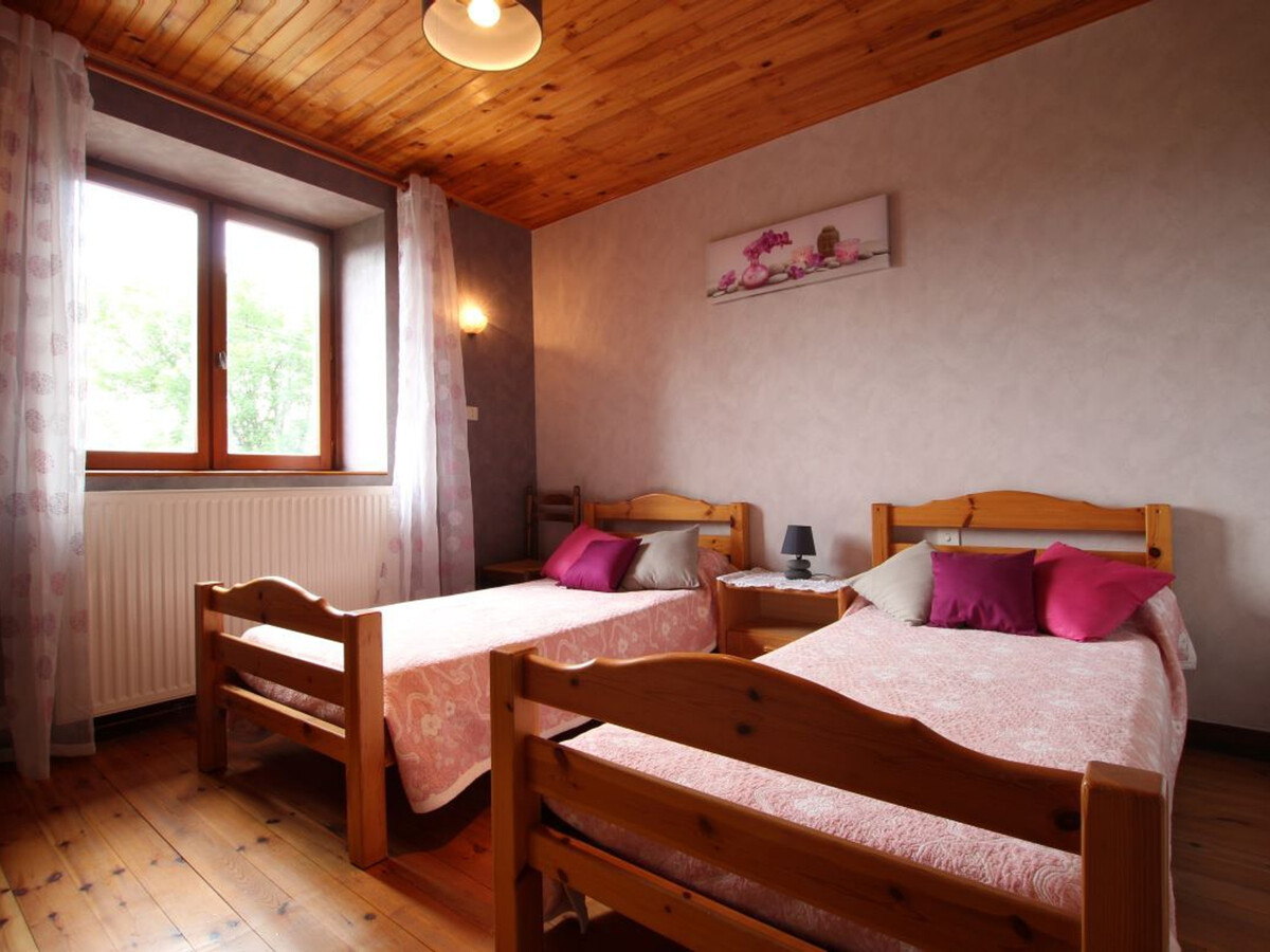 Gîte familial Jullianges, parc Livradois, cour jeux - Photo 7