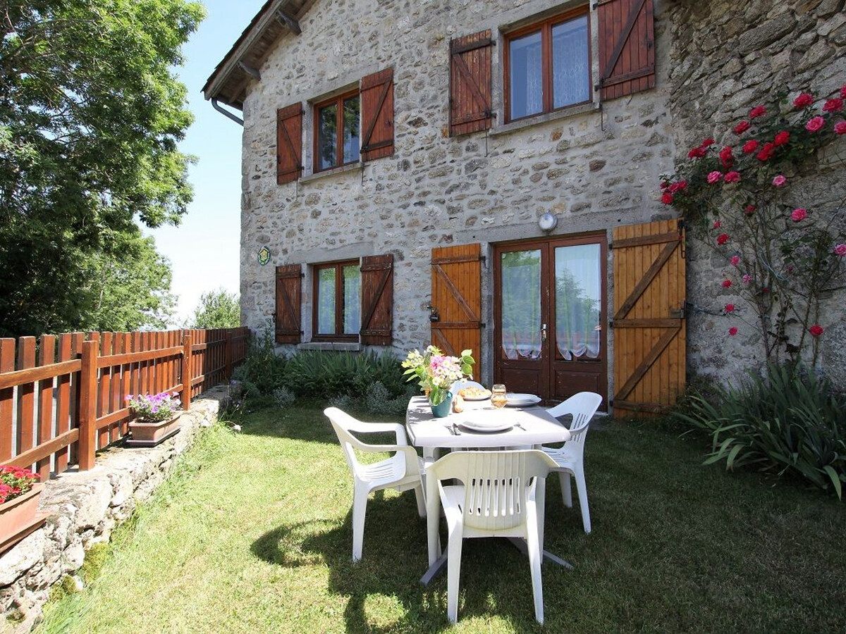 Gîte familial Jullianges, parc Livradois, cour jeux - Photo 9