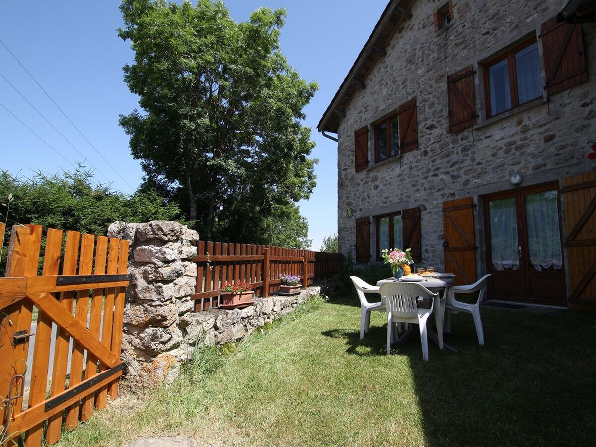 Gîte familial Jullianges, parc Livradois, cour jeux - Photo 11