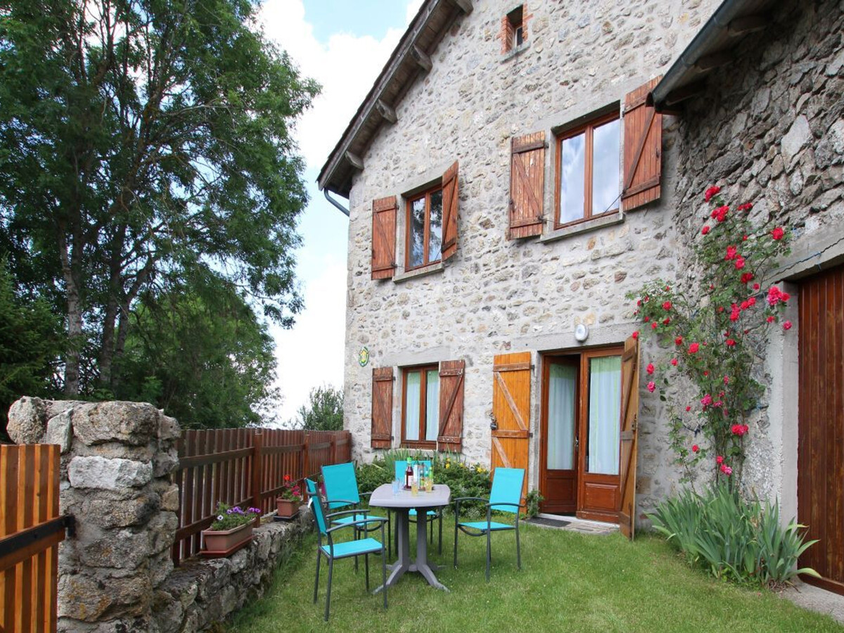 Gîte familial Jullianges, parc Livradois, cour jeux - Photo 12