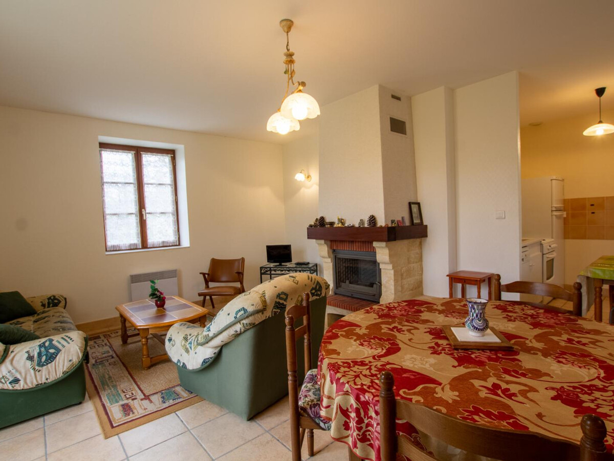 Gîte 6 pers. Tursac : ancienne grange avec cheminée et terrasse - Photo 8