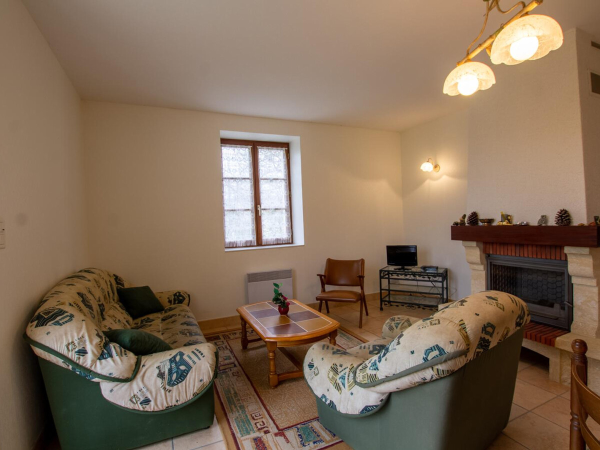 Gîte 6 pers. Tursac : ancienne grange avec cheminée et terrasse - Photo 9