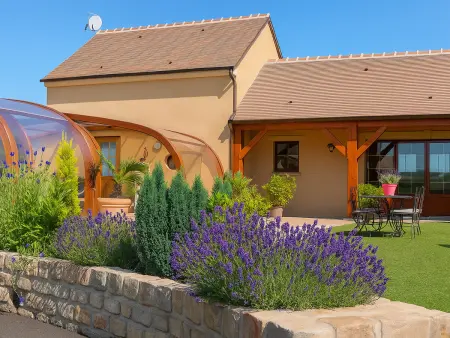 Location gite à Pouligny Notre Dame, Maison de charme en Berry près dun golf & spa, jardin dhiver, vélos, animaux bienvenus - tout inclus