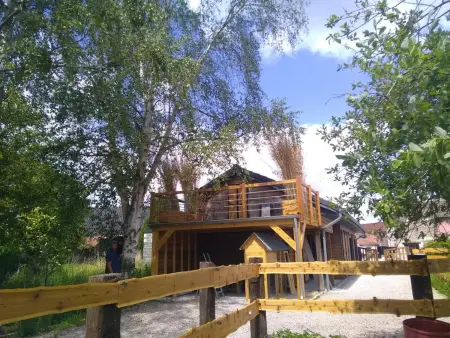 Location gite à Hasnon, Chalet en bois à Hasnon, calme et confort avec terrasse et jardin