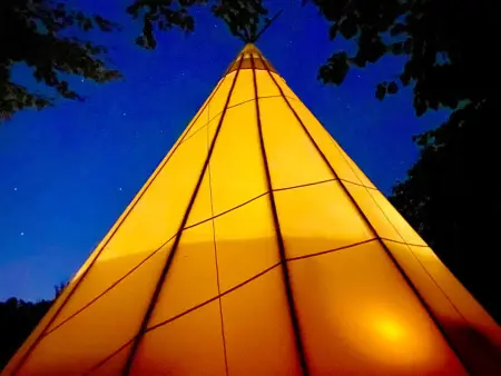 Location appartement à Maulde, Évasion Nature: Tipi sur Pilotis avec Étang, Barque et Pétanque à Maulde, Frontière Belge