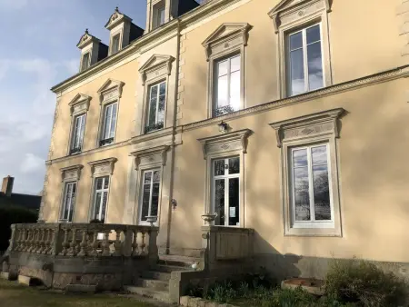 Château XIXème à Parennes : gîte 11 pers, piscine, parc 2 ha : photo 17