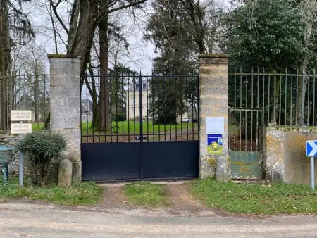 Château XIXème à Parennes : gîte 11 pers, piscine, parc 2 ha : photo 23