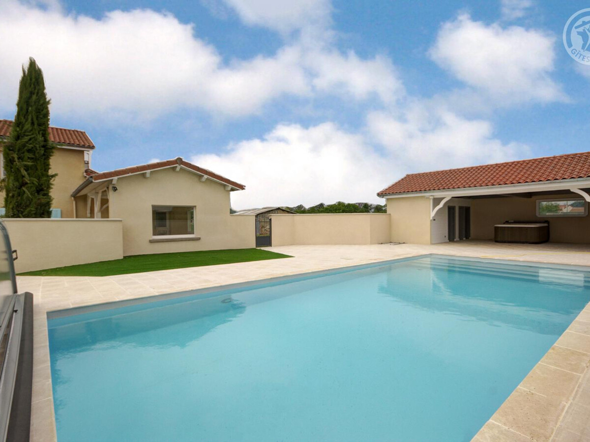 Gîte 100m² piscine couverte à Chalain-le-Comtal - Photo 1