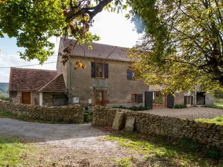 Location gite à Badecon le Pin, Grande Maison avec terrasse et proche rivière en Berry