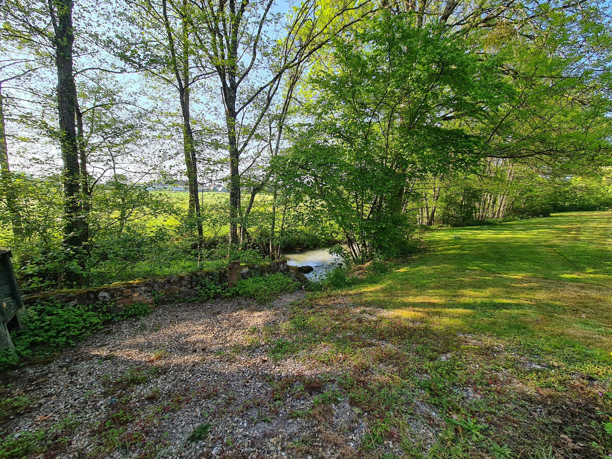 Ancien moulin avec piscine, île et rivière à Prissac - Photo 13
