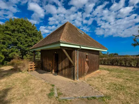 Chalet en pleine nature à Orsennes avec étang à proximité, idéal pour 6 personnes et animaux admis - Photo 4
