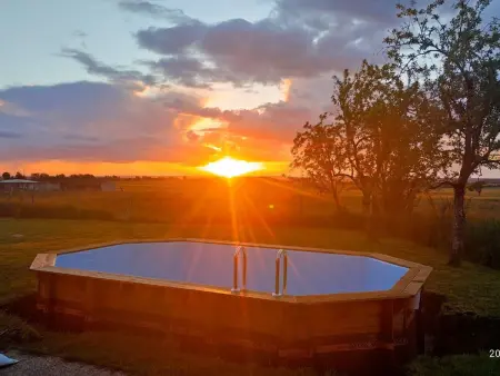 Location gite à Saint Lactencin, Charmante Longère avec Terrasse et Piscine Chauffée, proche châteaux et zoo, en pleine nature