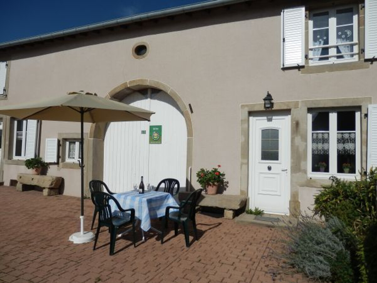 Gîte de caractère avec terrasse à Lironcourt, poêle à bois - Photo 1