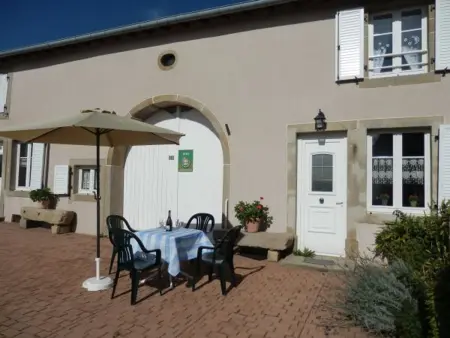 Location gite à Lironcourt, Gîte de Charme avec Terrasse près de Bourbonne-les-Bains, 2 chambres, poêle à bois, Wifi inclus
