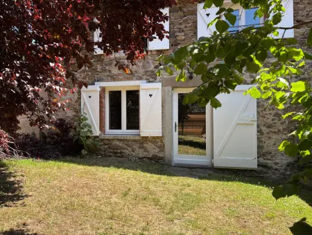 Location gite à Blesle, Charmante maison de village avec cour fermée, proche gorges et sites médiévaux, idéale pour découvrir 3 départements