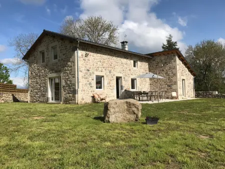 Location gite à Saint Jeures, Charmante maison en pierre près du Lac de Lavalette, idéale pour randos, nature et détente totale