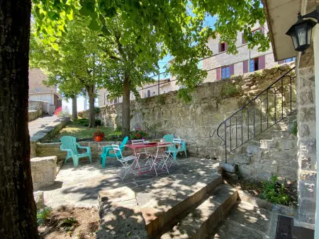 Location gite à Blavozy, Charmante maisonnette à Blavozy, proche du Puy-en-Velay, avec terrasse privative, WiFi, et parking