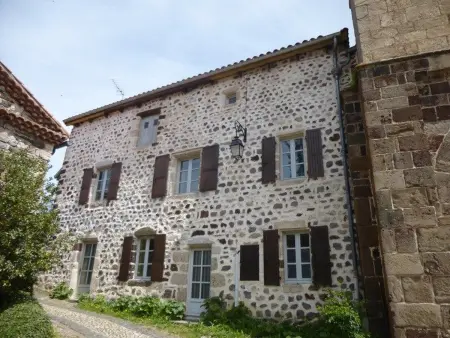 Location gite à Arlempdes, Ancien presbytère avec 3 chambres au pied dune forteresse médiévale