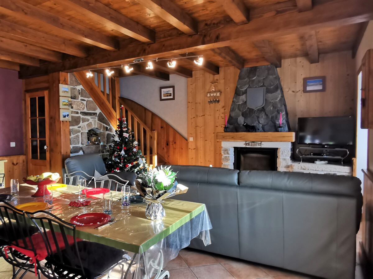 Gîte 6 personnes aux Estables, terrasse 50m² face au Mézenc - Photo 2