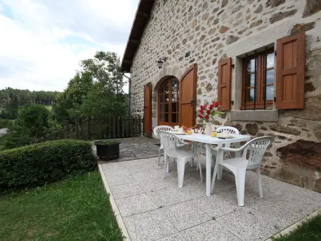 Location gite à Allègre, Grande maison en pierres avec jardin, proche dun bourg médiéval, animaux acceptés