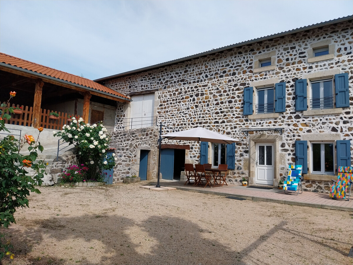 Ferme du XIXe siècle, cour fermée 200m², gorges Loire - Photo 1