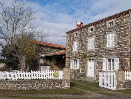 Location gite à Mazeyrat d'Allier, Maison familiale calme avec terrasse et circuits de randonnée