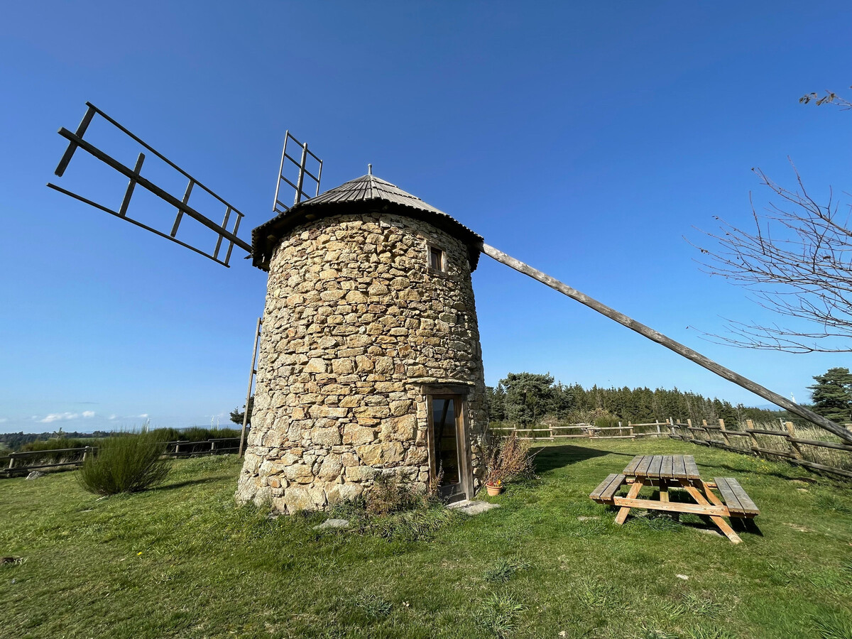 Moulin à vent restauré, vue vallée et parc éolien - Photo 1