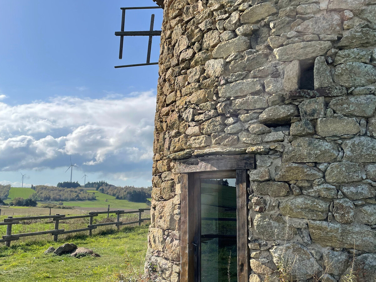 Moulin à vent restauré, vue vallée et parc éolien - Photo 6
