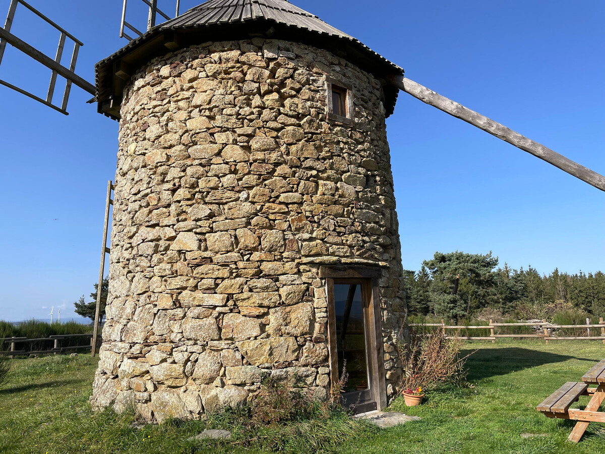 Moulin à vent restauré, vue vallée et parc éolien - Photo 7