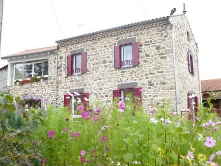 Location gite à Saint Just prés Brioude, Charmant gîte rénové, 3 chambres, cheminée, terrasse et jardin, proche Brioude et sites touristiques.