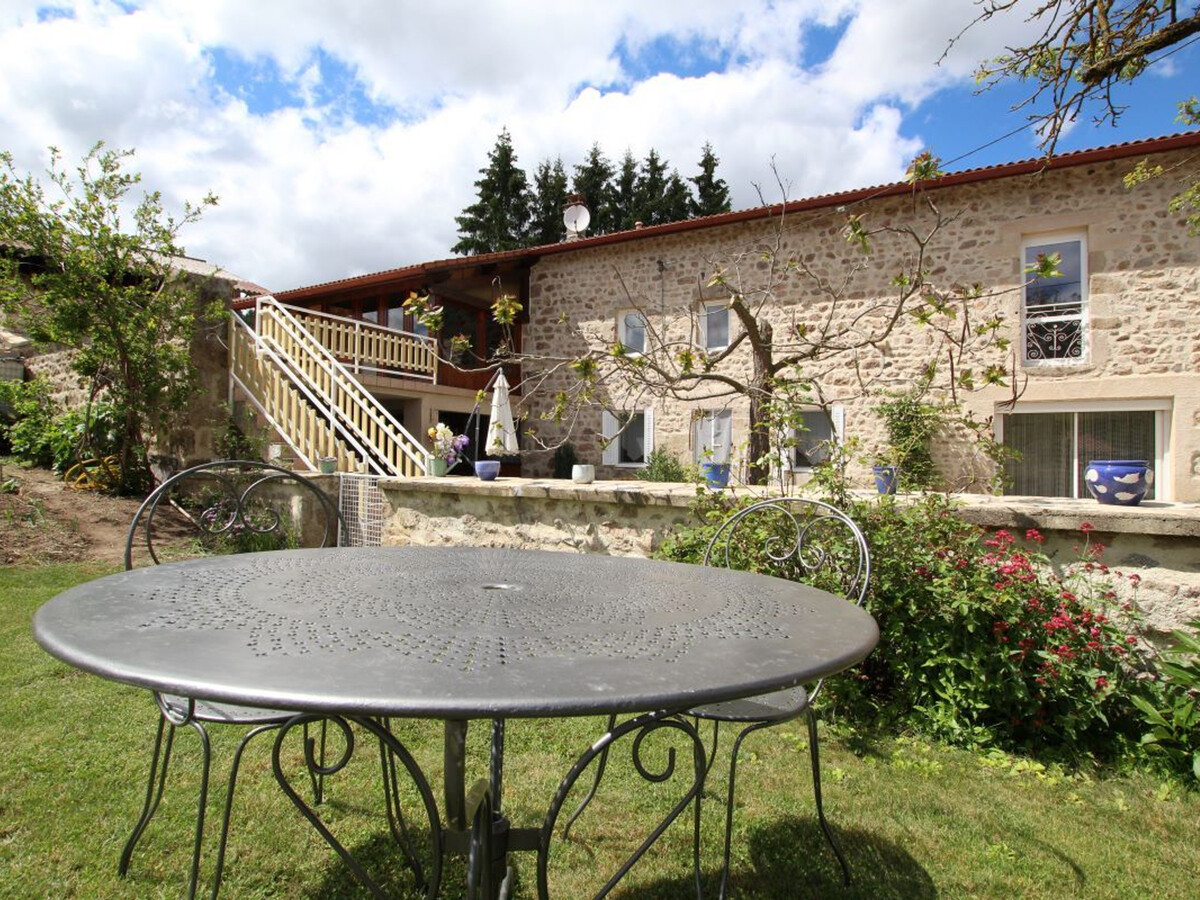 Gîte 6 pers. en Auvergne, cour fermée et jardin privé - Photo 2