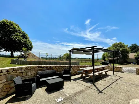 Grand gîte 12 pers. à Boisset : terrasse, jardin et pétanque : photo 2