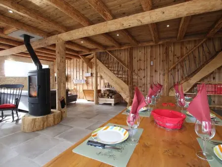 Grand gîte 12 pers. à Boisset : terrasse, jardin et pétanque : photo 8