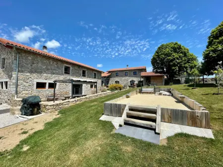 Grand gîte 12 pers. à Boisset : terrasse, jardin et pétanque : photo 10