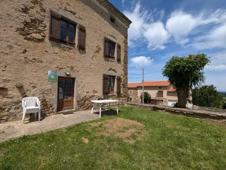Location gite à Pinols, Charmant Gîte en Pierre avec 3 Chambres, Cour et Proximité Activités, Pinols