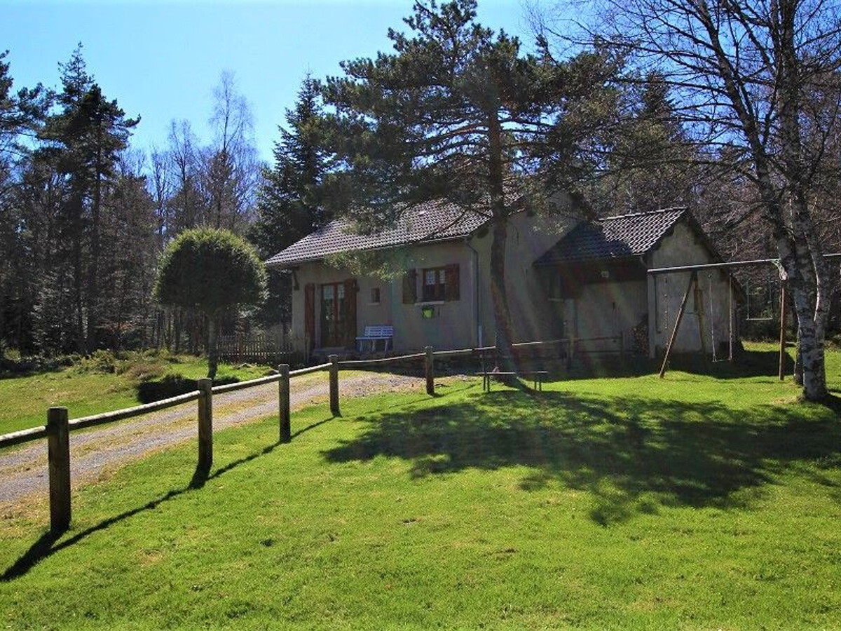 Gîte 3 chambres en forêt du Meygal, 1 km du Lac Bleu - Photo 1