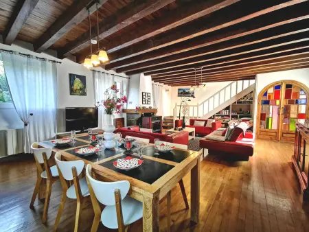 Location gite à Saint Vidal, Grande maison au cœur dun village historique avec terrasse et WIFI inclus