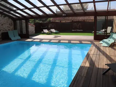 Location gite à Les Herbiers, Gîte 18ème avec piscine couverte, terrasse et salle de jeux - 6 pers