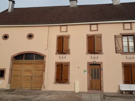 Location gite à Étival Clairefontaine, Gîte convivial 4/5 pers. avec parking privé, proche nature et histoire, tout confort inclus