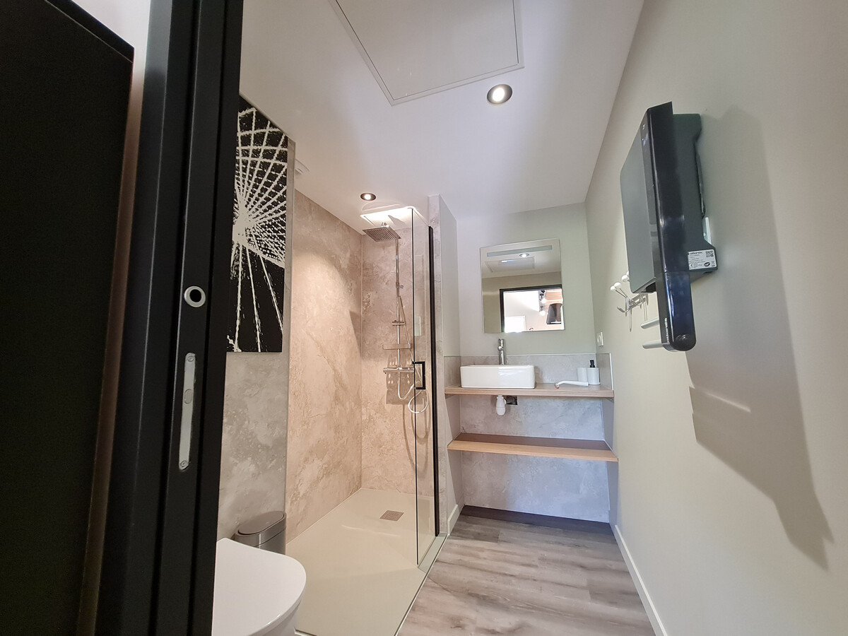 Studio avec mezzanine, cour privative et piscine chauffée à Rochetrejoux - Photo 4