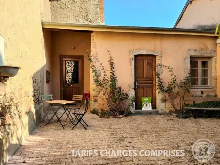 Gîte de Charme avec Cour Privative, Confort Moderne, au Cœur d'un Village Historique : photo 1