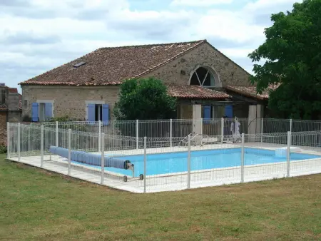 Location gite à Charras, Gîte Charentais avec Piscine Chauffée, Jardin, Equip. Bébé et Recharge Électrique - Proche Périgord