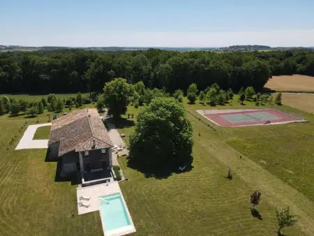 Location gite à Magnac Lavalette Villars, Maison de campagne avec piscine, tennis privé et WIFI