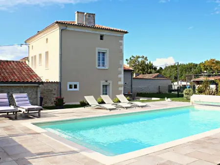 Location gite à Vars, Gîte de charme avec piscine chauffée, jardin privatif et équipements bébés, à 15 min d’Angoulême