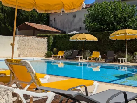 Location gite à Saint Cybardeaux, Gîte familial avec piscine chauffée, jardin privé et équipements bébé en pleine propriété viticole.