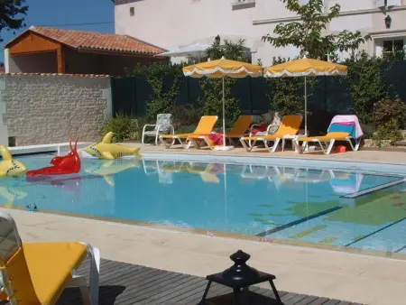 Gîte familial avec piscine chauffée, jardin privé et équipements bébé en pleine propriété viticole. - Photo 1