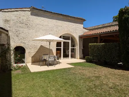 Gîte familial avec piscine chauffée, jardin privé et équipements bébé en pleine propriété viticole. - Photo 3