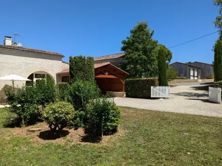 Gîte familial avec piscine chauffée, jardin privé et équipements bébé en pleine propriété viticole. - Photo 30