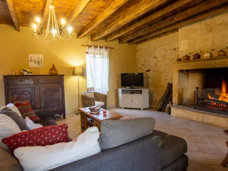 Gîte 6 personnes Lalinde - Maison avec cheminée et grand jardin clos : photo 7
