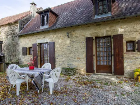 Location gite à Archignac, Maison de campagne avec cheminée, animaux acceptés, près de Sarlat